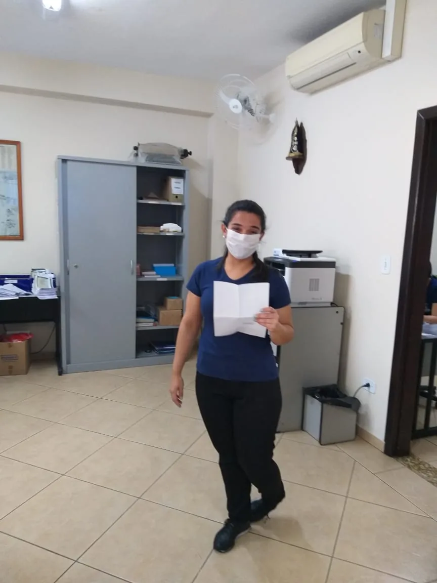 Colaboradora da Despachante União Souza organizando processos